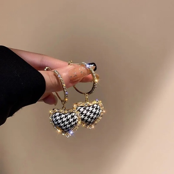 💖5 items for $25 Sale!💖 Heart Shape Rhinestone Drop Earrings - Picture 2 of 6